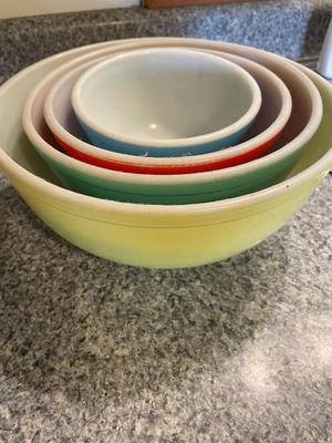 Vintage Pyrex Mixing Bowl Set