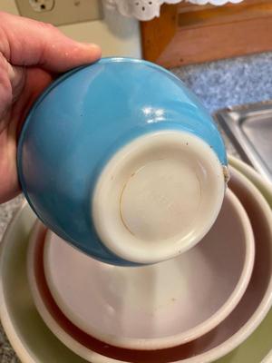 Vintage Pyrex Mixing Bowl Set