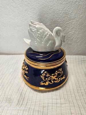 Lot 70: Tea Pot & Swan Music Box