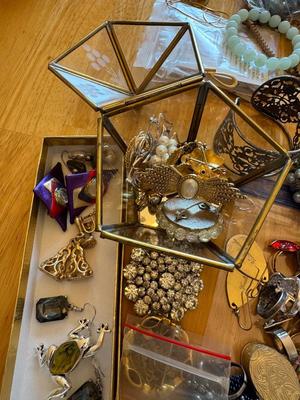 Costume Jewelry | Lot Eight