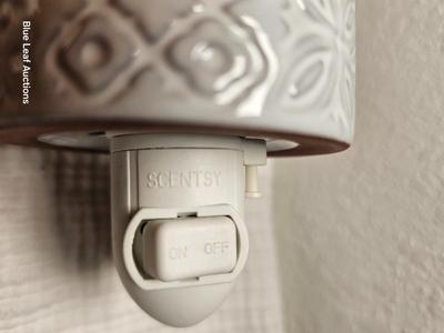 Lot 78: Scentsy Lighted Scented Wax Warmers & Scented Wax