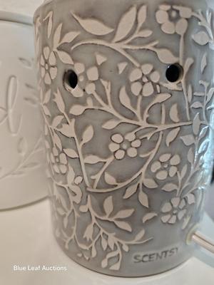 Lot 78: Scentsy Lighted Scented Wax Warmers & Scented Wax