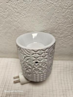 Lot 78: Scentsy Lighted Scented Wax Warmers & Scented Wax