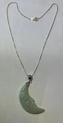 Vintage Sterling Silver Green Jade/Jadeite Carved Moon Pendant on a 18" Sterling Silver Chain VG Preowned Condition.
