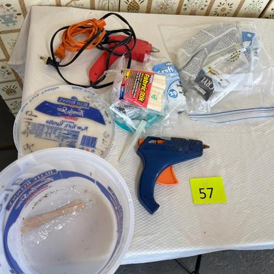 Hot glue guns w/ glue sticks