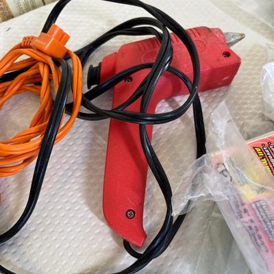 Hot glue guns w/ glue sticks