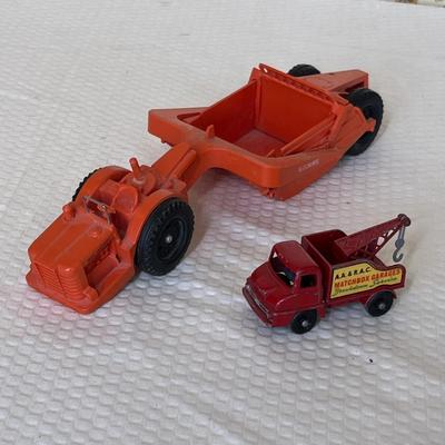 Allis Chalmers land scraper & Matchbox tow truck