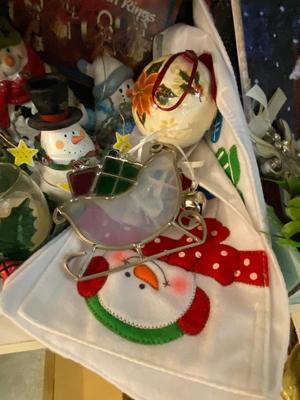 Assorted Christmas Decorations and Accessories | Lot Ten