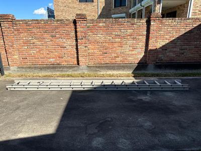 32FT Extension Ladder. (See description)