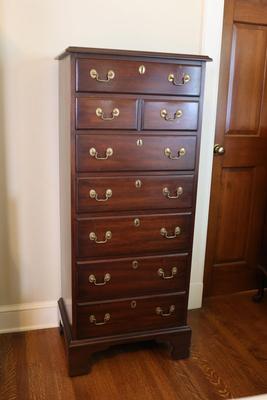 HENKEL-HARRIS Mahogany (8) Drawer Dresser - Lingerie Chest
