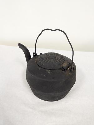 Cast Iron Kettle With Swivel Lid