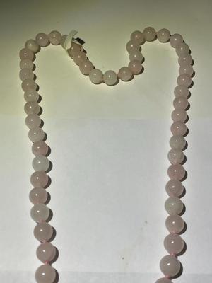 Vintage 27" Rose Quartz Bead Necklace w/Large Carved Rose Quartz Flower Pendant in VG Preowned Condition as Pictured.