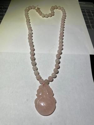 Vintage 27" Rose Quartz Bead Necklace w/Large Carved Rose Quartz Flower Pendant in VG Preowned Condition as Pictured.