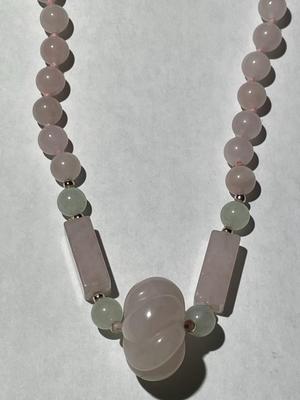 Vintage 29" Rose Quartz Beaded Necklace w/Large Carved Rose Quartz Dividers Pendant in VG Preowned Condition as Pictured.