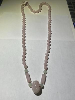 Vintage 29" Rose Quartz Beaded Necklace w/Large Carved Rose Quartz Dividers Pendant in VG Preowned Condition as Pictured.