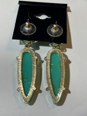 Vintage Faux Turquoise Fashion Dangling Gold-toned Earrings in Good Preowned Condition.