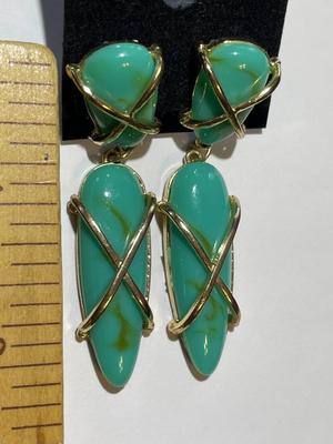 Vintage Faux Turquoise Fashion Dangling Gold-toned Earrings in Good Preowned Condition.