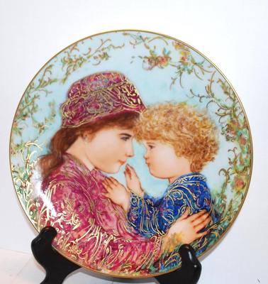 "Sarah & Tess" by Artist Edna Hibel - Includes: CERTIFICATE OF AUTHENTICITY, Plate #3371B, 8½" Diameter & Date...