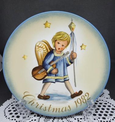 "Angelic Procession Christmas 1982" "Schmid" Inspired by Berta Hummel West Germany - 7¾" Diameter, 1982