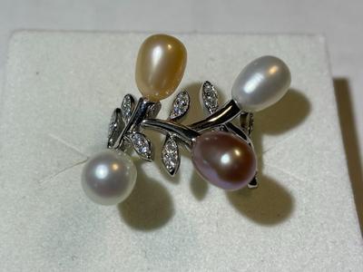 Vintage Sterling Silver Freshwater Pearl Ring Size 8.25 6-Grams TW in Very Good Preowned Condition.