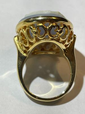 Vintage Mid-Century Modern Faux Wedgwood Style Fashion Ring Size 5.75 in VG Preowned Condition as Pictured.