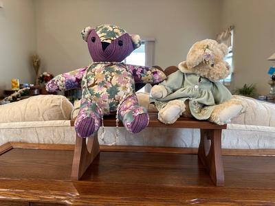 2 PLUSH TEDDY BEARS ON A WOODEN BENCH