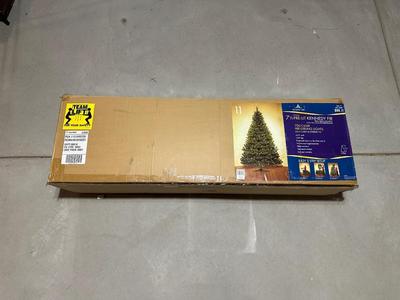 7 1/2 FOOT PRE-LIT KENNEDY FIR ARTIFICIAL CHRISTMAS TREE