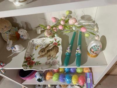 LARGE COLLECTION OF EASTER DECORATIONS PLUS A SCARE CROW