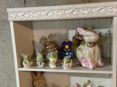 LARGE COLLECTION OF EASTER DECORATIONS PLUS A SCARE CROW