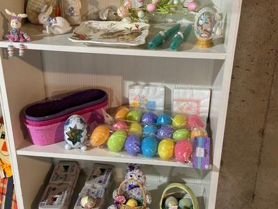 LARGE COLLECTION OF EASTER DECORATIONS PLUS A SCARE CROW