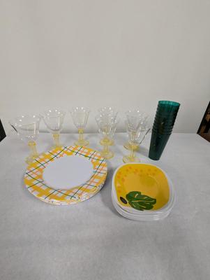 33 Pieces Of Plastic Picnic Basket Dinnerware