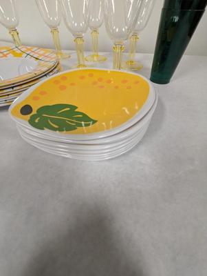 33 Pieces Of Plastic Picnic Basket Dinnerware