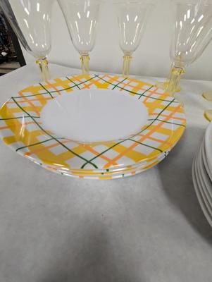 33 Pieces Of Plastic Picnic Basket Dinnerware