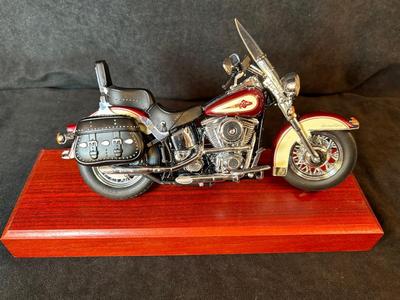 Lot 9. Franklin Mint Heritage Bike