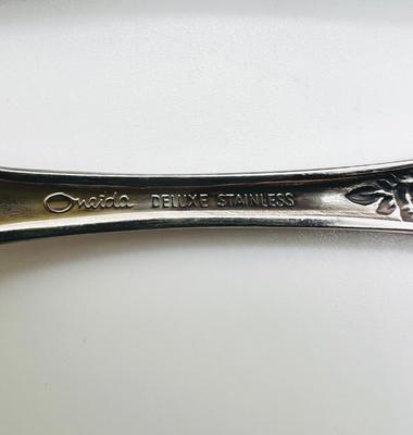 ONEIDA Flatware -48 Pieces