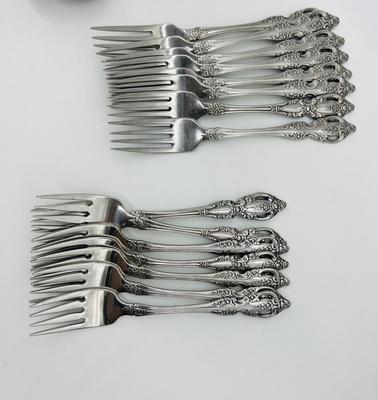 ONEIDA Flatware -48 Pieces