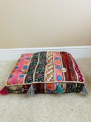 13 Decorative Accent Pillows Lot