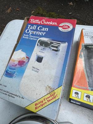 Vintage Kitchen Pots and Appliances #95