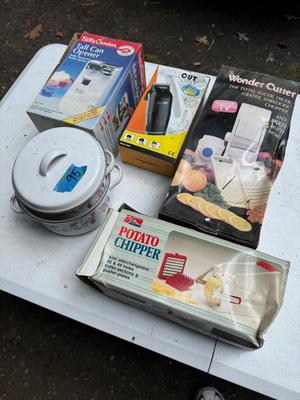 Vintage Kitchen Pots and Appliances #95