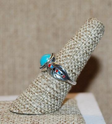Size 7½ Cool Oval Crackled Style Turquoise Ring with Red, Blue & Black Side Inserts on a Silver Tone Band (4.0g)