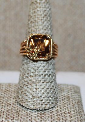 Size 7 Amber/Brown Rectangular Stone Ring with a Small Flower Accent in the Corner on a Rosy Gold Band (5.8g)