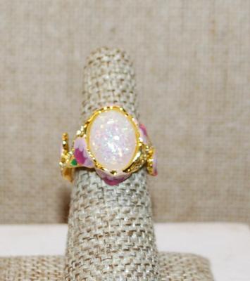 Size 7½ Large Oval Iridescent Stone with Pink, Red, Green & Clear Accent Stones Ring on a Gold Tone Band (6.8g)