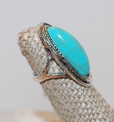Size 5¾ Large Oval Turquoise-Styled Ring with Silver Tone Rope Surrounds (5.6g)