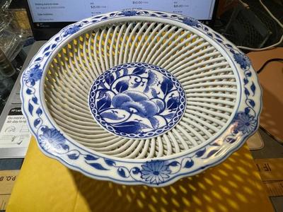 Vintage Japanese 9.5" Diameter Porcelain Basketweave Blue & White Bowl in VG Preowned Condition.