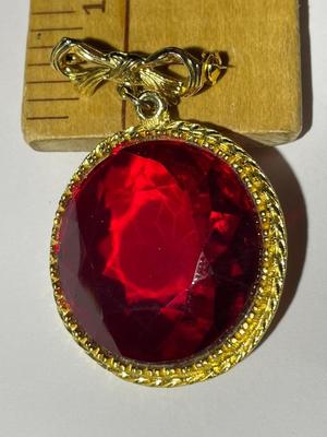 Vintage Large Red Colored Stone Costume/Fashion Pin/Brooch in Good Preowned Condition.