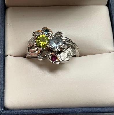 Ladies white gold ring stamped 14K