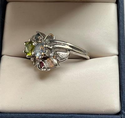 Ladies white gold ring stamped 14K