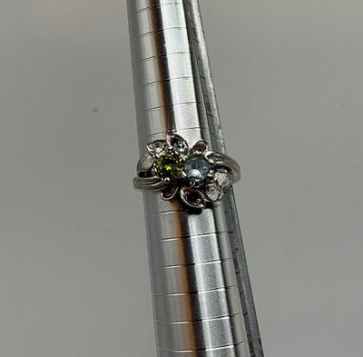 Ladies white gold ring stamped 14K