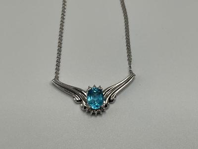 Beautiful 10K necklace w/aqua stone