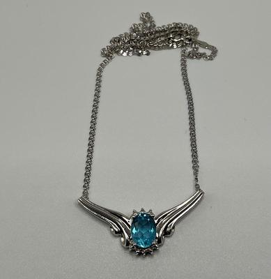 Beautiful 10K necklace w/aqua stone